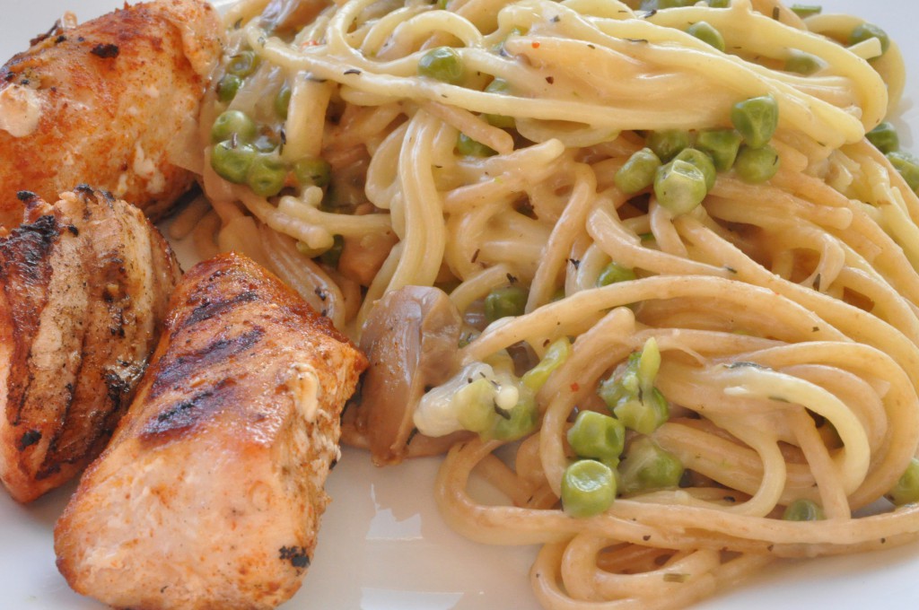 Pasta i flødesovs med ærter og grillet kylling