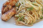 Pasta i flødesovs med ærter og grillet kylling