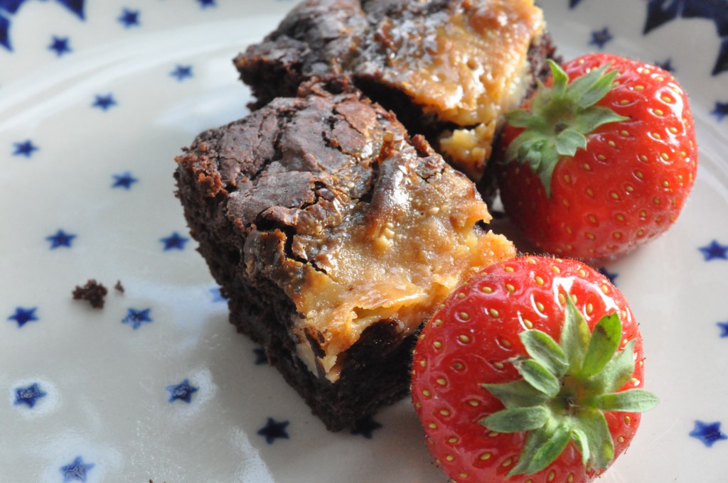 Syndig brownie med kondenseret mælk og søde jordbær