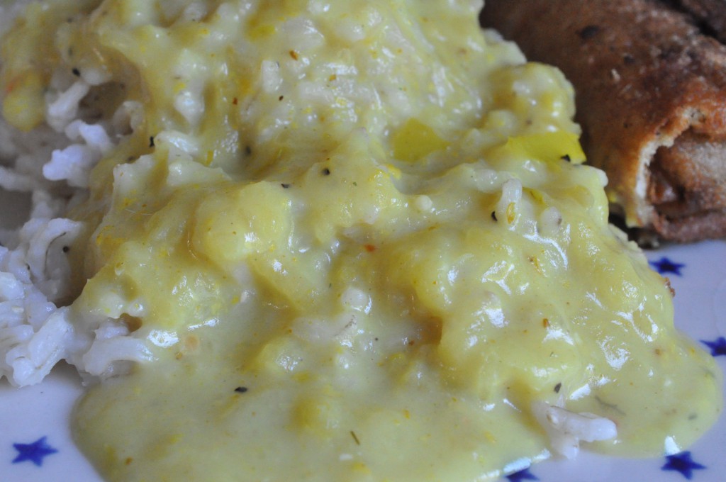 Lækker karrysauce med løg, æble og Pikantost