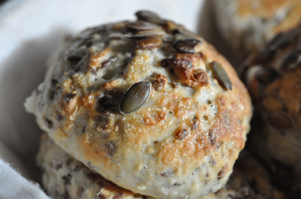 Lækre grovboller med speltmel og havregryn