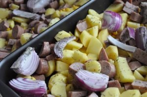 Brasede kartofler i ovn med pølser - opskrift