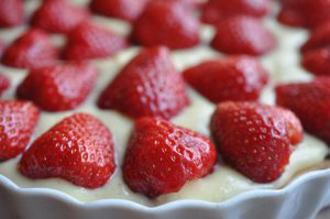 Sommerens bedste jordbærkage med mazarinbund og vaniljecreme