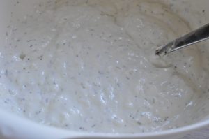 Hjemmelavet kartoffelsalat med creme fraiche og mayonnaise