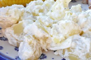 Hjemmelavet kartoffelsalat med creme fraiche og mayonnaise
