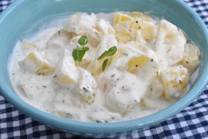 Hjemmelavet kartoffelsalat med creme fraiche og mayonnaise