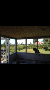 Sommer sol, havkig og terrasselykke i sommerhuset
