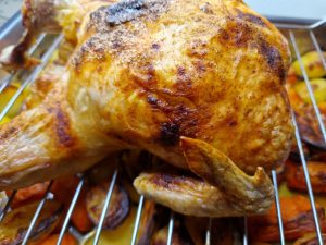 Grillkylling i ovn med lækkert tilbehør