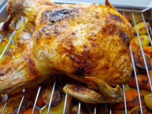 Grillkylling i ovn med lækkert tilbehør