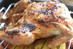 Grillkylling i ovn med lækkert tilbehør