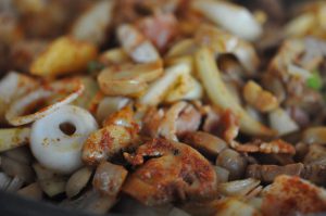 Koteletter i fad med bacon og fløde - opskrift
