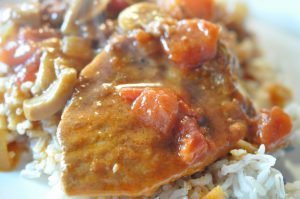 Koteletter i fad med bacon og fløde - opskrift