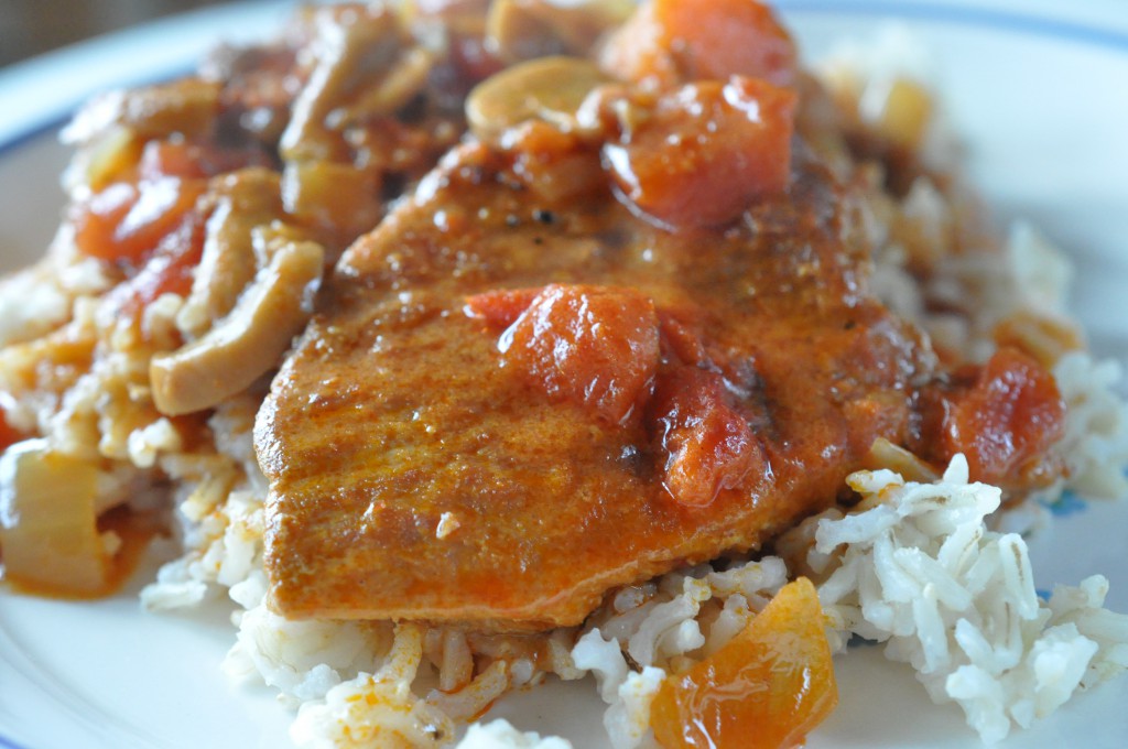 Møre koteletter i fad i lækker flødesauce