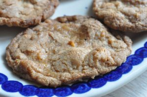 Nemme sprøde cookies med vanilje og hasselnødder