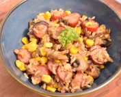 Risret med pølser - stegte ris med grøntsager