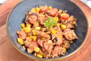 Risret med pølser - stegte ris med grøntsager