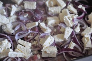 Æggekage i ovn med bacon, feta og rødløg