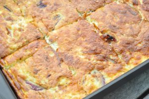 Æggekage i ovn med bacon, feta og rødløg