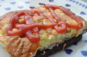 Æggekage i ovn med bacon, feta og rødløg