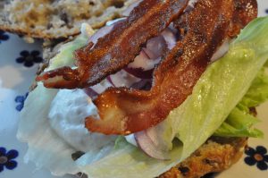 Koldhævet sandwichbrød - sandwich boller med hønsesalat og bacon