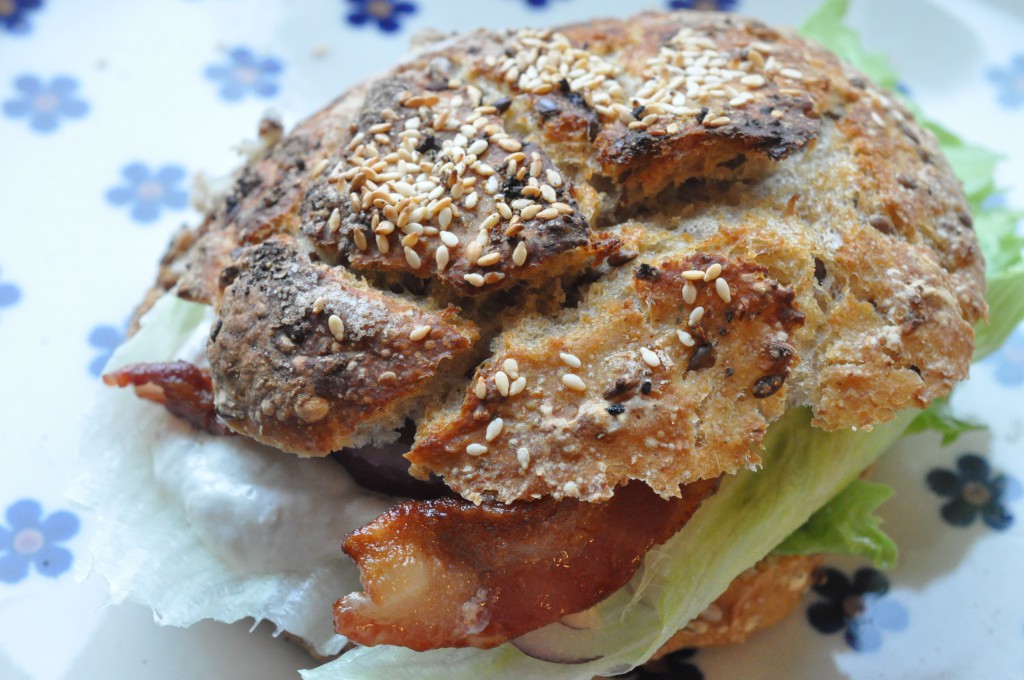 Sprød sandwich med hønsesalat, bacon og rødløg af koldthævet dej