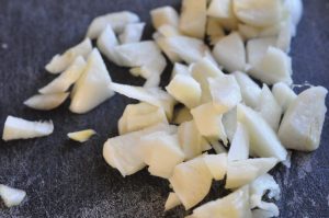 Hjemmelavet tomatsuppe med løg, basilikum og tomatpure