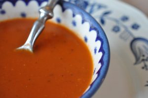 Hjemmelavet tomatsuppe med løg, basilikum og tomatpure