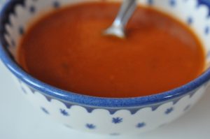Hjemmelavet tomatsuppe med løg, basilikum, tomatpure og fløde
