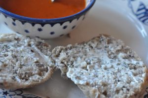 Hjemmelavet tomatsuppe med løg, basilikum, tomatpure og fløde