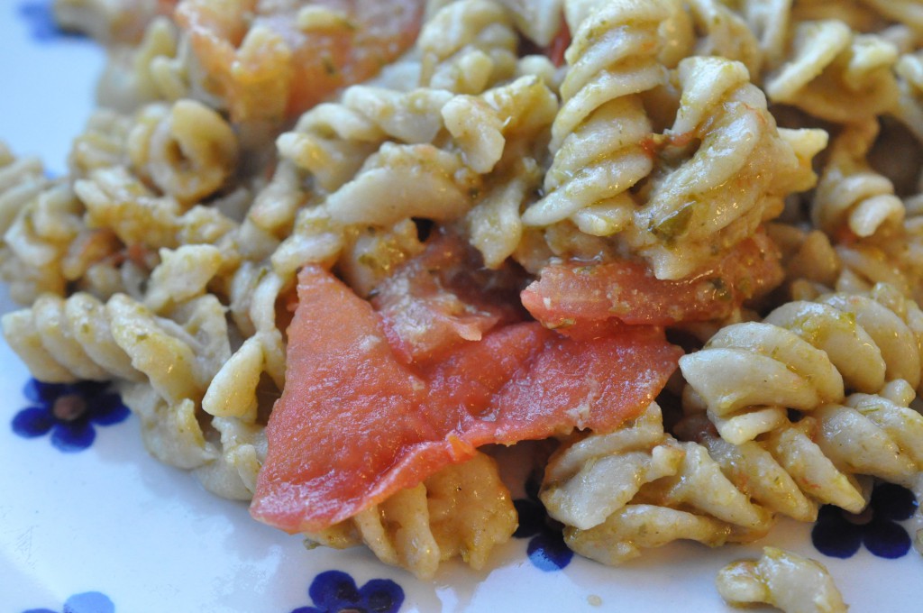 Pasta med pesto, tomater og frisk parmesan