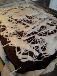 Halloween chokoladekage i bradepande