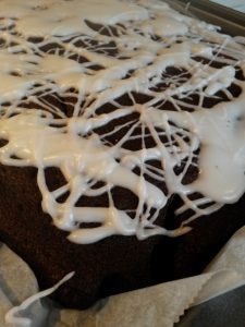 Halloween chokoladekage i bradepande
