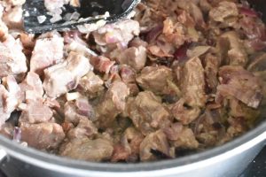 Bøf Stroganoff med cocktailpølser, bacon og gulerødder