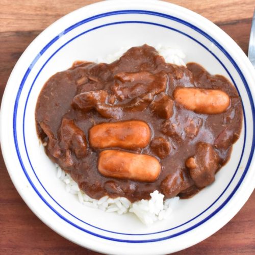 Bøf Stroganoff med cocktailpølser, bacon og gulerødder