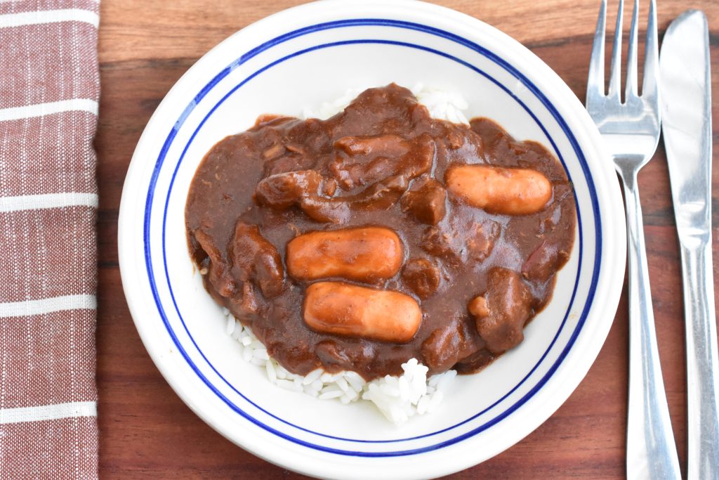 Bøf Stroganoff med cocktailpølser, bacon og gulerødder