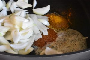 Koteletter i fad med karry ananas & kokosmælk