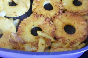 Koteletter i fad med karry ananas & kokosmælk