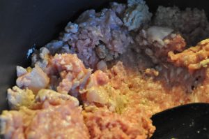 Pastaret med hakket svinekød, pølser & tomat