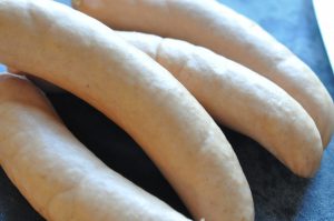 Pastaret med hakket svinekød, pølser & tomat