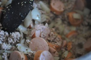 Pastaret med hakket svinekød, pølser & tomat