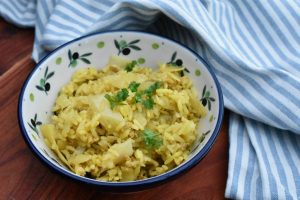 Karrykål med hvidkål, ris og hakket svinekød