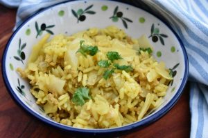 Karrykål med hvidkål, ris og hakket svinekød