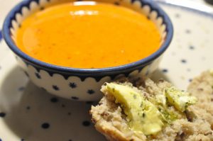 Tomatsuppe med friske tomater, peberfrugt & flødeost