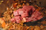 Bøf Stroganoff med cocktailpølser, bacon og gulerødder