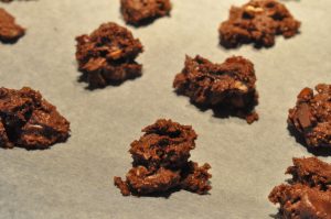 Cookies med chokolade og hasselnødder - dejen lægges på bagepladen