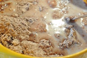 Halloween chokoladekage i bradepande