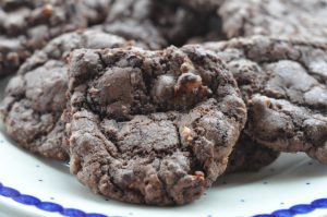 Cookies med chokolade og hasselnødder - nemme og sprøde