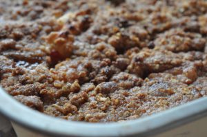 Bagt æblekage med crumble og kanel