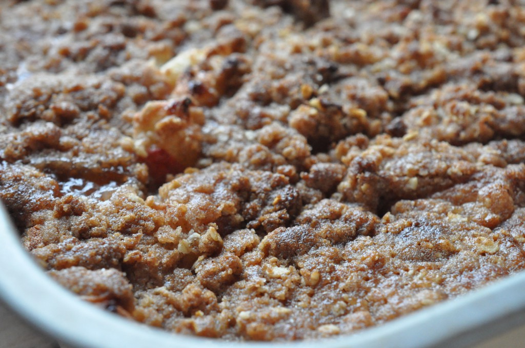 Bagt æblekage med crumble og kanel