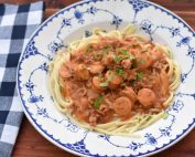 Pasta med hakket svinekød, pølser & tomat